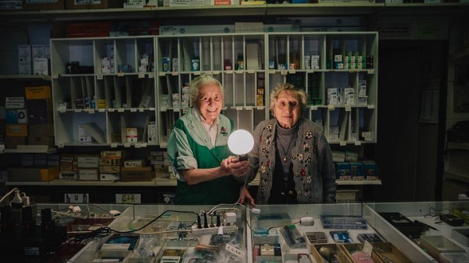 Storie dalla città invisibile degli anziani bloccati in casa per il Covid