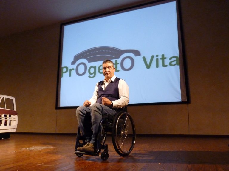 Alessio Tavecchio sul palcoscenico durante uno dei suoi spettacoli