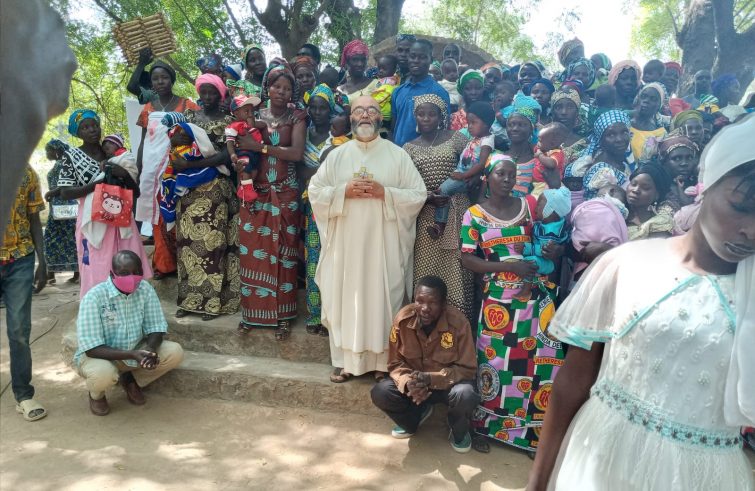 Don Silvano Perissinotto nella missione di Fianga