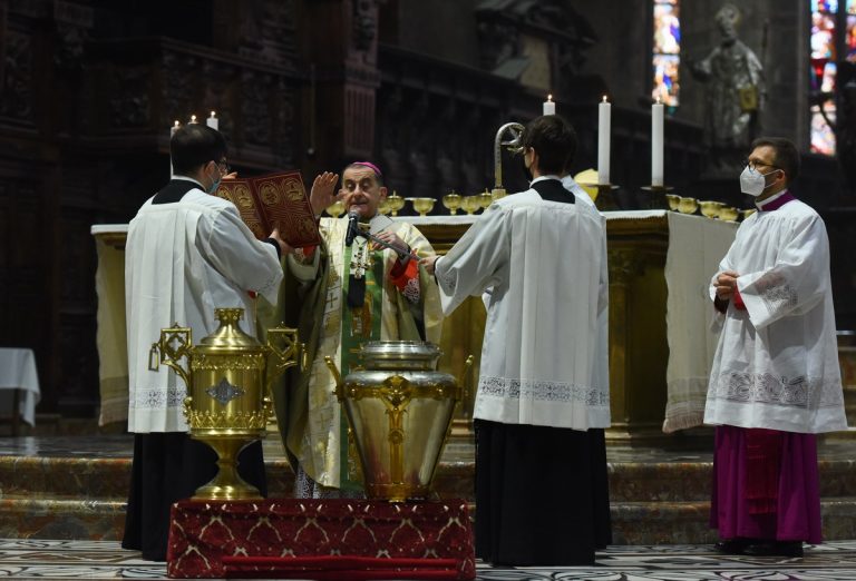 L'Arcivescovo benedice gli Oli santi