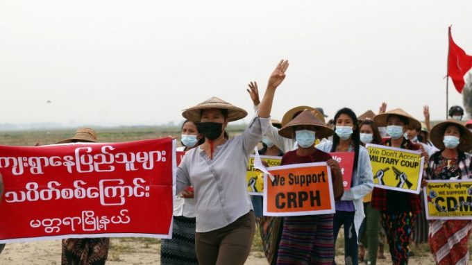 Pistola puntata contro un sacerdote