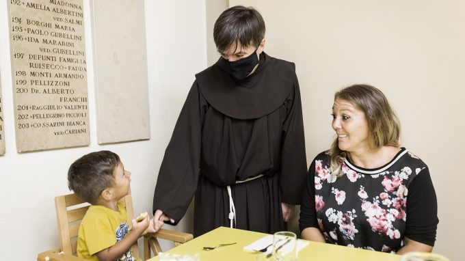 «Aumentano le famiglie che chiedono aiuto alle mense francescane»