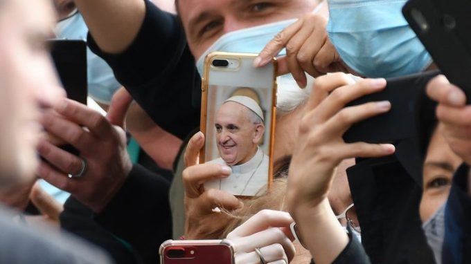 Papa Francesco ai comunicatori: «Uscire dalla comoda presunzione del “già saputo”»