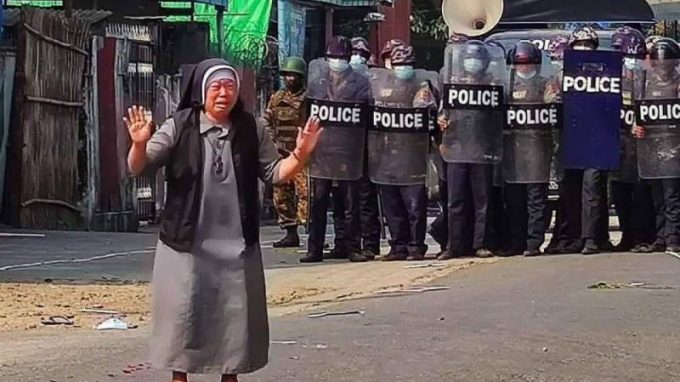 Suor Ann Rose Na Tawng in piazza a Myitkyina (Myanmar)