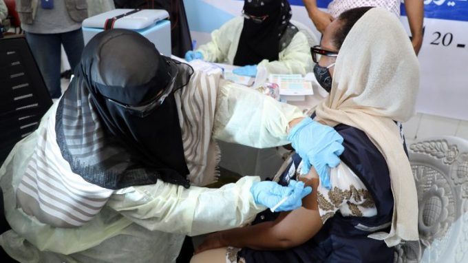 Garattini: «Vaccinare i Paesi a basso reddito è nel nostro interesse»