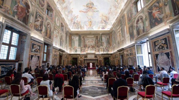 Il Papa ai giovani: «Abitare sociale, lavoro e politica senza paura di sporcarsi le mani»