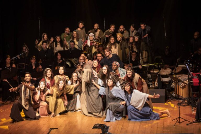 La compagnia di Elikya in scena