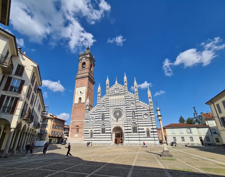 Il Duomo di Monza oggi, con la facciata restaurata (foto di Luca Frigerio)