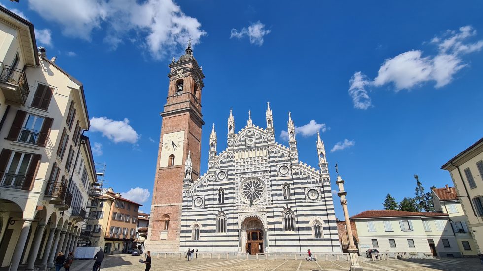 Il Duomo di Monza oggi, con la facciata restaurata (foto di Luca Frigerio)