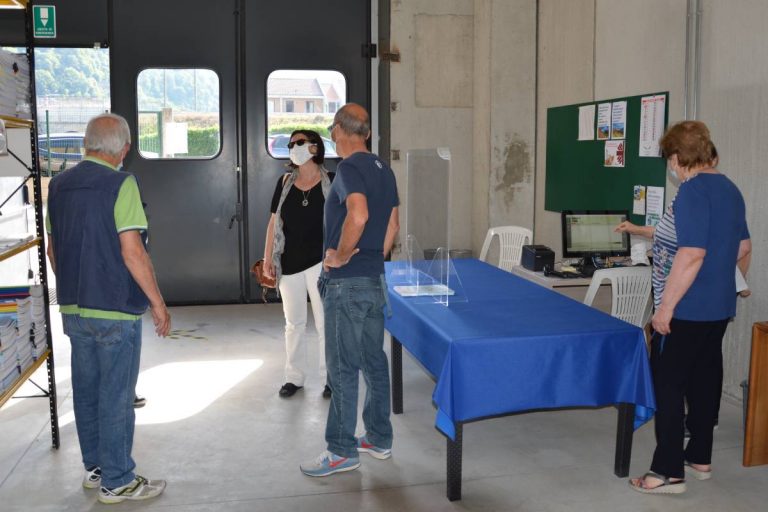 I volontari in servizio all'Emporio di Pontelambro