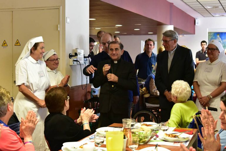 L'Arcivescovo con i malati durante l'ultimo pellegrinaggio a Lourdes