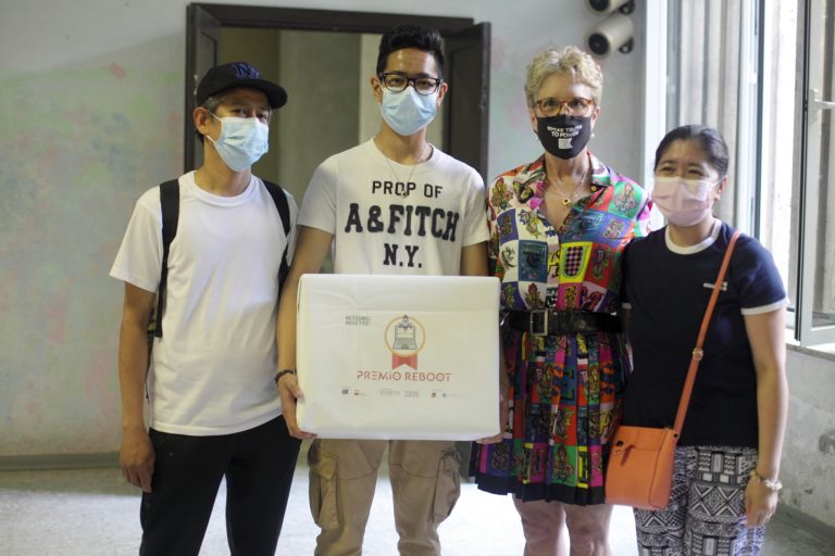 Jean Paul Villegas con il Premio Reboot