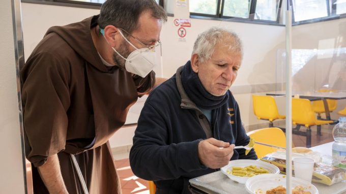 Mense, la solidarietà non va in vacanza