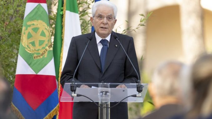 Mattarella: «Senso di responsabilità e rispetto delle decisioni del Parlamento»