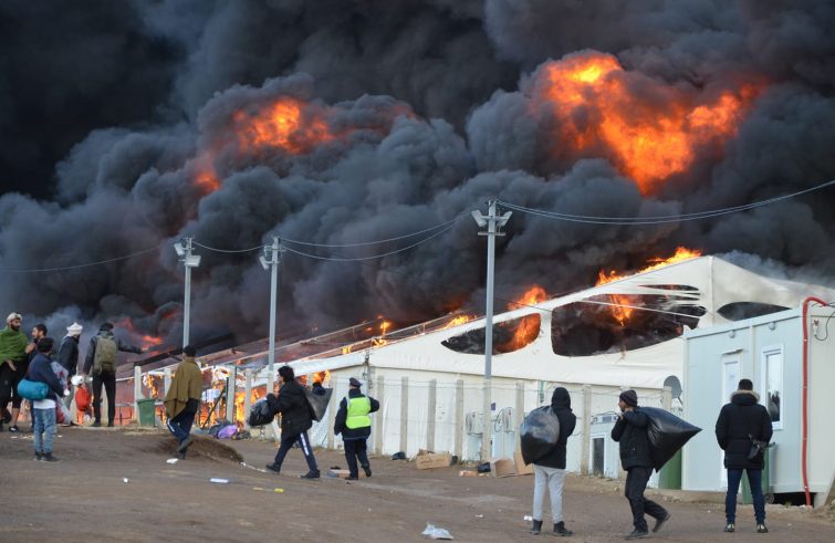 L'incendio che distrusse la tendopoli di Lipa
