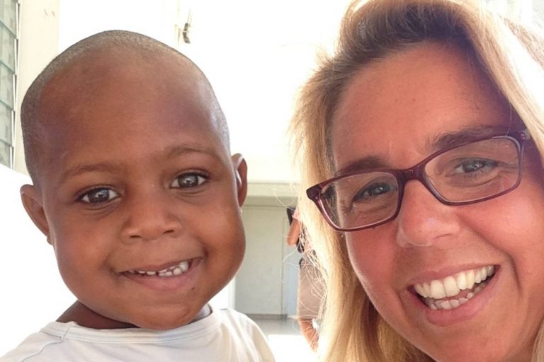 Mariavittoria Rava con uno dei bimbi assistiti dalla Fondazione ad Haiti

