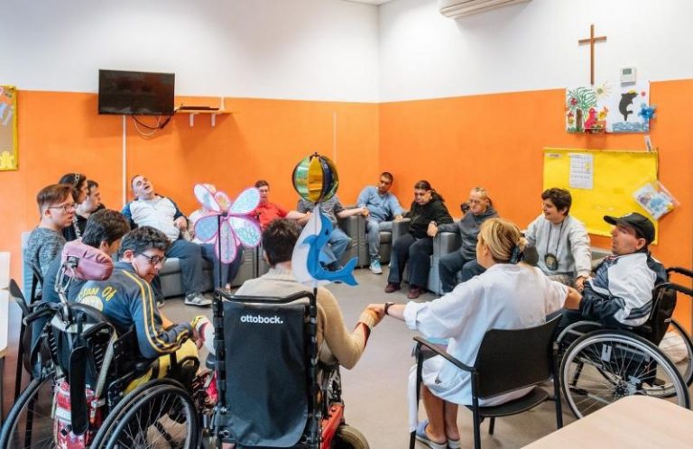 Un'operatrice al lavoro con alcuni ospiti