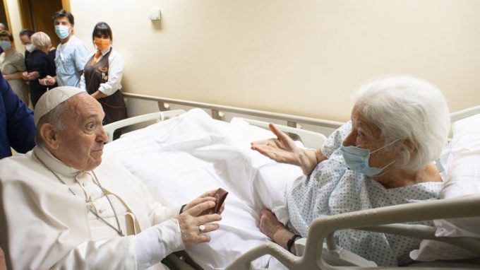 Papa Francesco ricoverato ancora qualche giorno