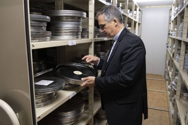 Monsignor Dario Edoardo Viganò in fase di ricerca in un archivio cinematografico Monsignor Dario Edoardo Viganò in fase di ricerca in un archivio cinematografico