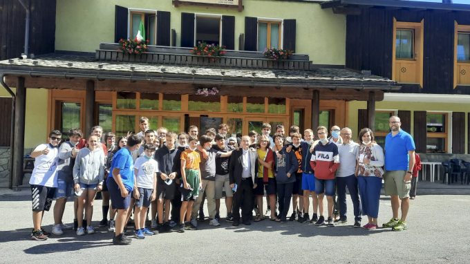 L’Arcivescovo a Santa Caterina Valfurva: «Donate sorrisi, siate felici, non perdete l’occasione per amare»