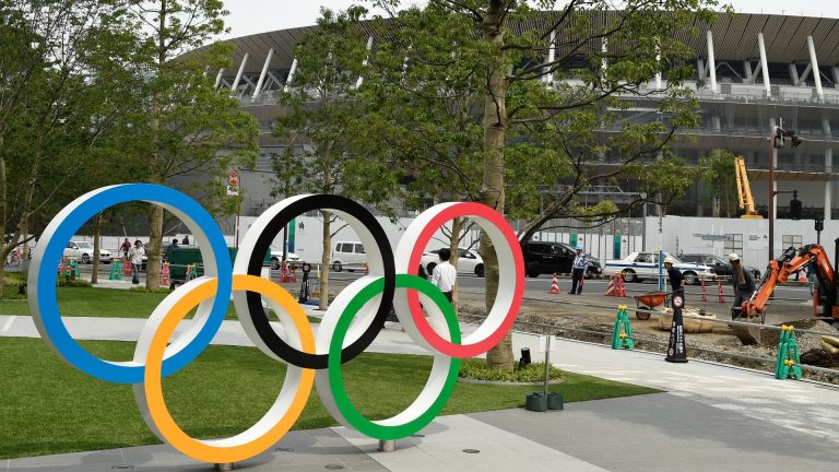 I cinque cerchi davanti allo Stadio Olimpico di Tokyo