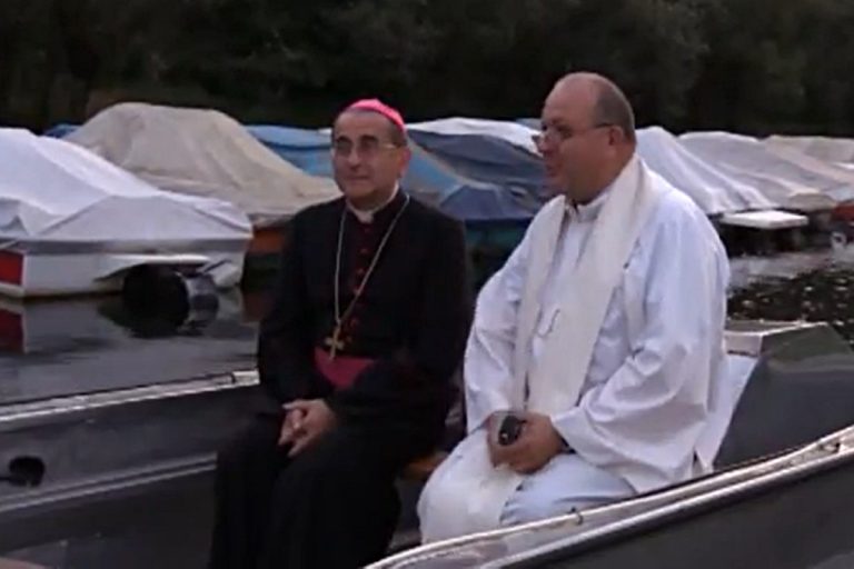 L'Arcivescovo sul Ticino durante la processione del 2018