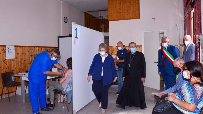L’Arcivescovo visita un Centro vaccinale parrocchiale
