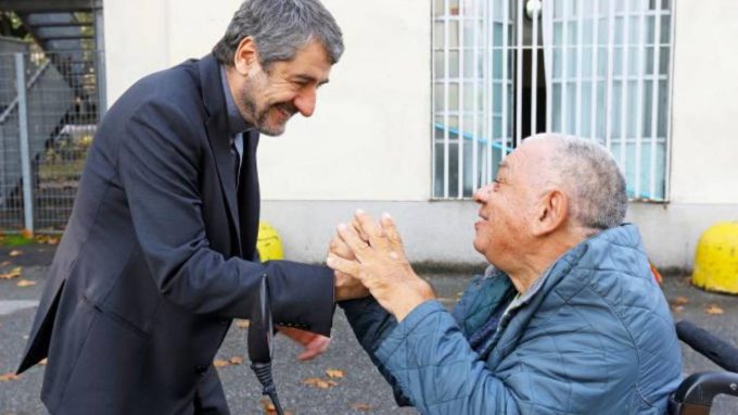 Don Marco Bove con un ospite della Sacra Famiglia