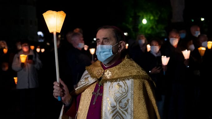 I flambeaux ambrosiani illuminano la notte di Lourdes