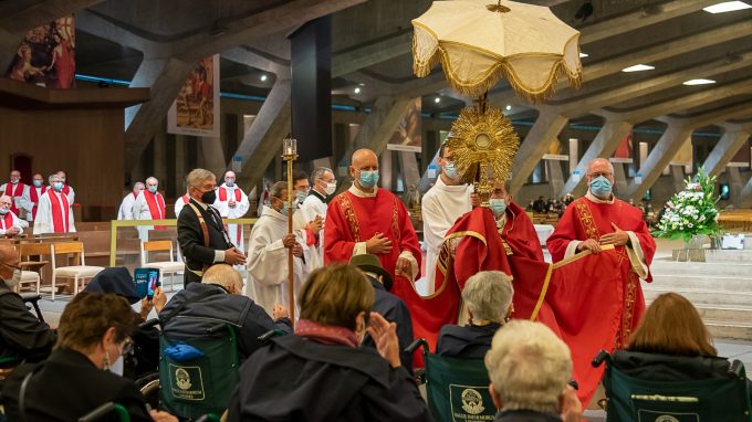 L'Arcivescovo agli ambrosiani a Lourdes: «Non esistono i malati, ma ciascuno di voi ha dentro una pena e un'aspettativa particolari»