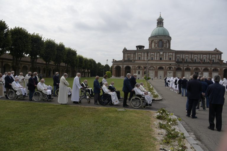 Sacerdoti anziani in occasione di una giornata regionale a Caravaggio