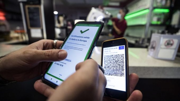 La Cei: «Vaccinarsi è un atto di amore»