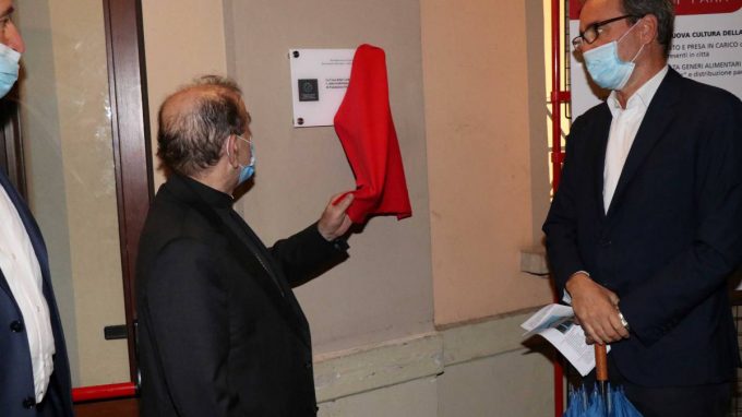 casa-della-carita-scopre-la-targa2-1