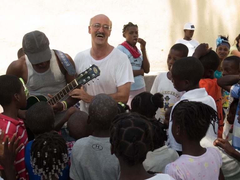 Don Levi Spadotto, «fidei donum» ambrosiano, in mezzo alla sua gente di Port-au-Paix, la più povera di Haiti