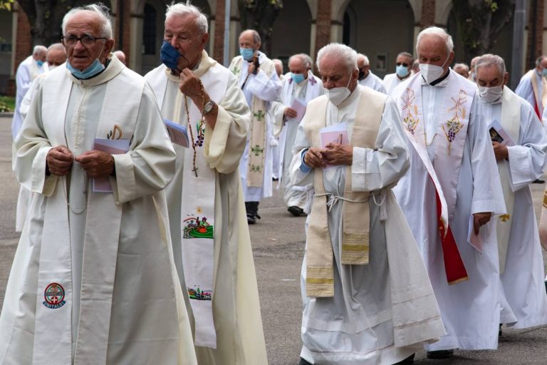 Alcuni sacerdoti anziani a Caravaggio in occasione dell'annuale incontro regionale