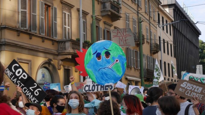 Studenti in corteo per il clima a Milano: «Vieni giù manifesta pure tu!»