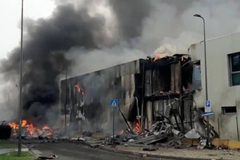 La palazzina distrutta dallo schianto