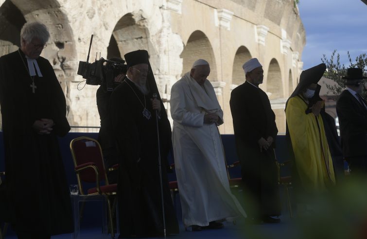 Papa Francesco e gli altri leader religiosi davanti al Colosseo
