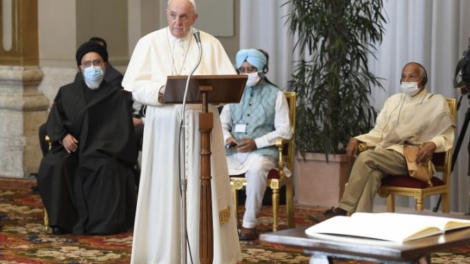Il Papa: «Risposte efficaci alla crisi ecologica»