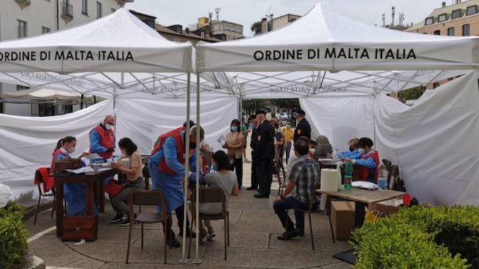 Sul sagrato medici e dentisti gratis per i migranti