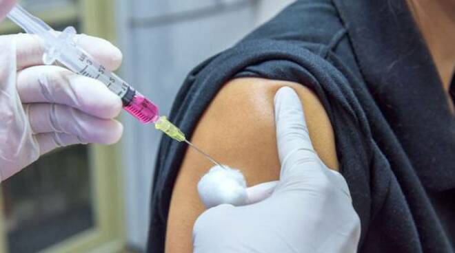 Vaccini e sequenziamento sono fondamentali per arginare la possibile minaccia Covid che arriva dalla Cina