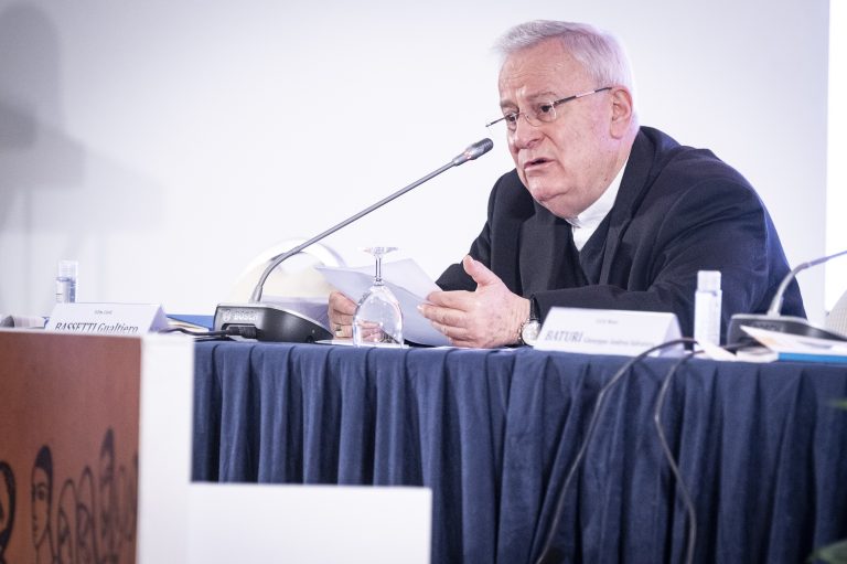 Il cardinale Gualtiero Bassetti introduce  l'Assemblea generale della Cei (foto Cristian Gennari/Siciliani)
