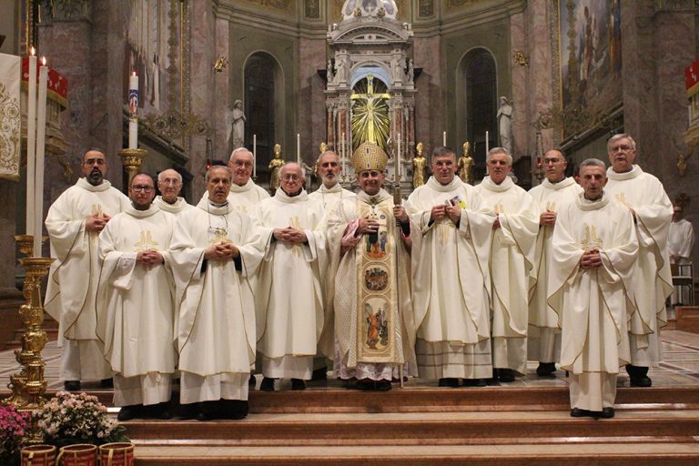L'Arcivescovo e i sacerdoti di Magenta