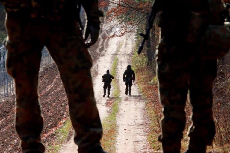 Militari controllano il confine tra Bielorussia e Polonia, dove si stanno ammassando decine di migranti, in un'immagine pubblicata sul profilo Twitter del ministero della Difesa polacco, Sokolka (foto Ansa Sir)
