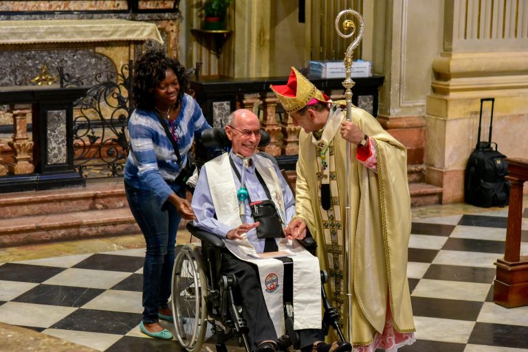 Don Mario Monti con l'Arcivescovo a Caravaggio in occasione dell'incontro dei Vescovi lombardi con i preti anziani e malati nel 2018 