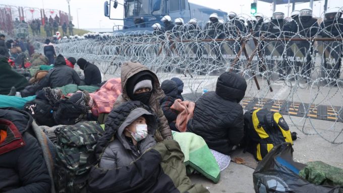 La Commissione Ue: «Migranti, non finanzieremo muri»
