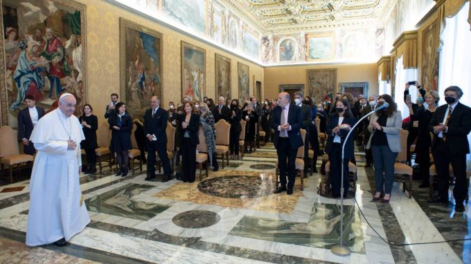 Papa Francesco ai giornalisti: «La vostra missione è spiegare il mondo»