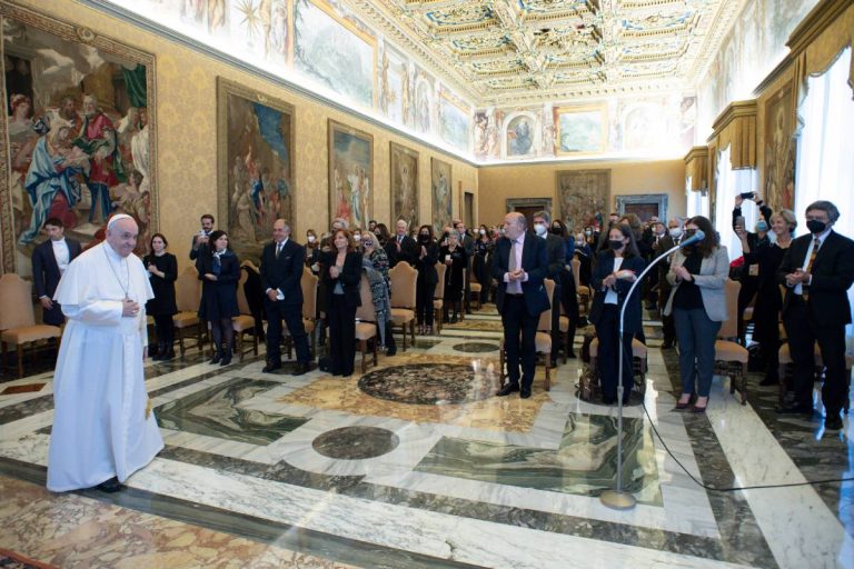 Il Papa accolto dai giornalisti accreditati (foto Vatican Media / Sir)