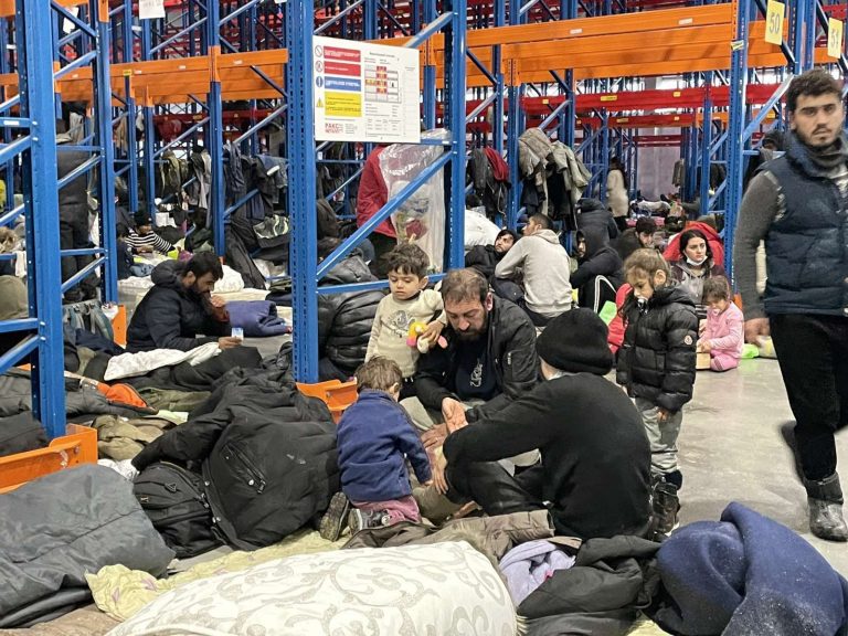 Caritas e Croce Rossa aiutano migranti nel centro accoglienza al confine Kuznica-Bruzgi (foto Caritas Grodno)