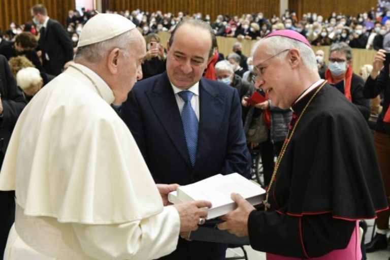 Papa Francesco con il rettore Anelli e monsignor Giuliodori (foto Vatican Media / Sir)